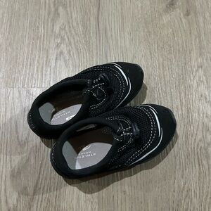 Water shoes - size 5 toddler